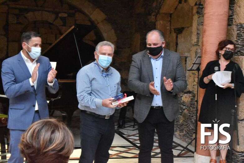 El dueño de la Papelería Telli, Basilio Melián, entre el alcalde y el concejal de Cultura/Francisco Javier Santana.